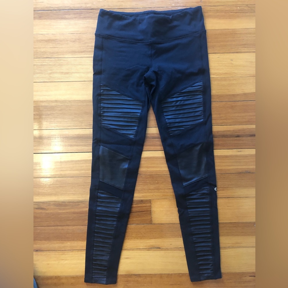Alo Yoga Moto Legging. Black/Black Glossy. Size M